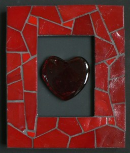 cadre réalisé en mosaïque avec des carreaux de verre Abertini rouge