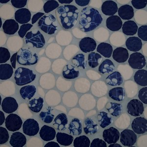 détails mosaique galets japonais ronds bleus